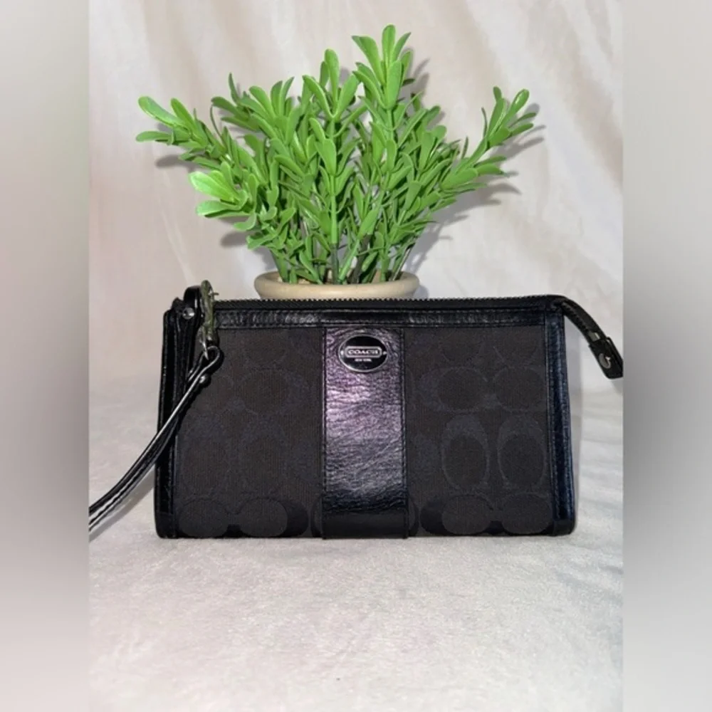 ‼️SOLD‼️Coach Women's‎ Black Square Shape Front Zipper Wristlet/Wallet - Picture 5 of 14